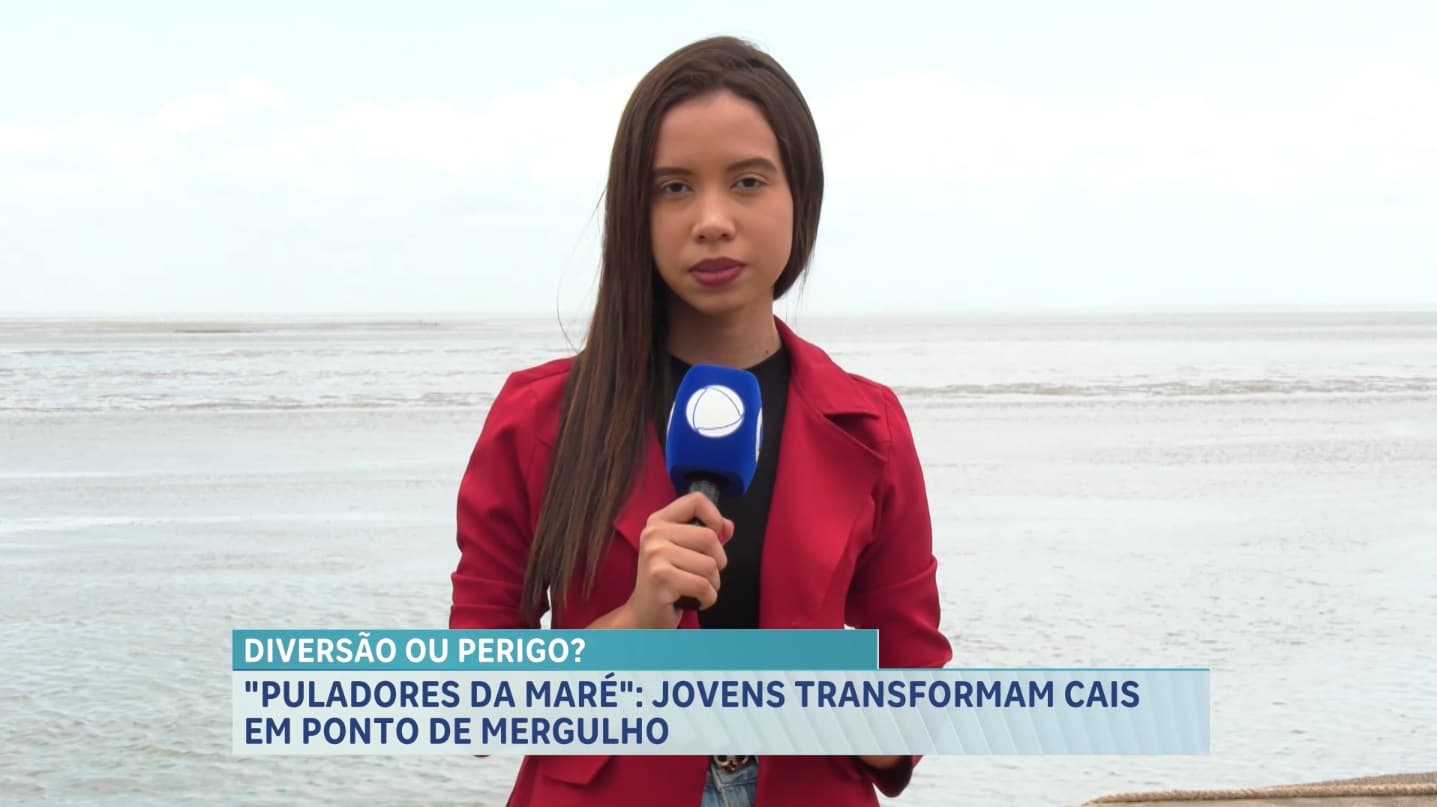 Jovens pulam do Cais da Praia Grande em São Luís por diversão