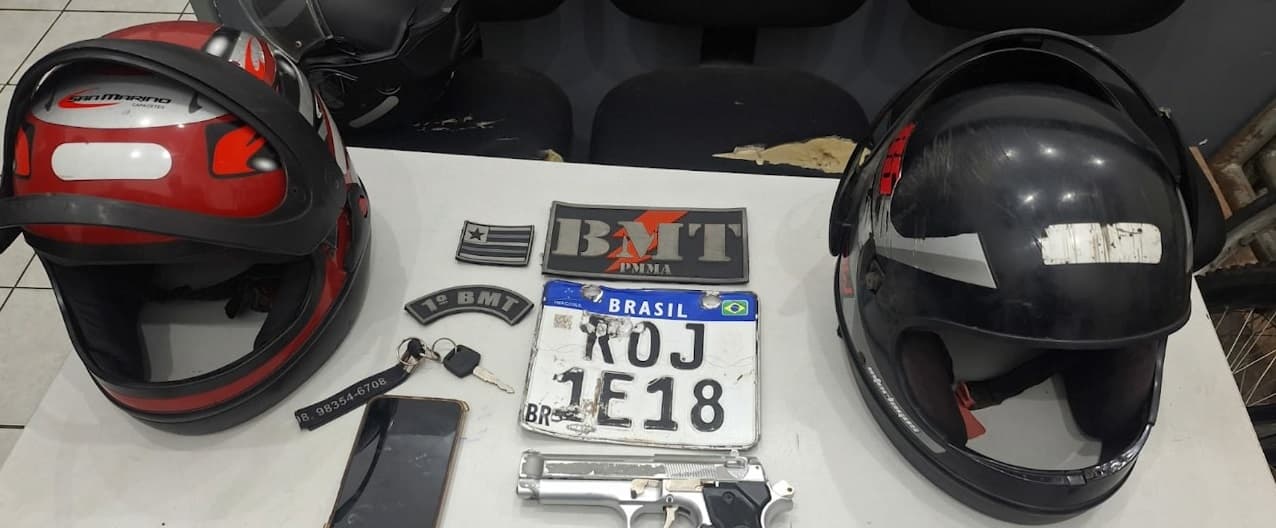 Dupla é detida em motocicleta sem placa; passageiro portava simulacro de arma de fogo