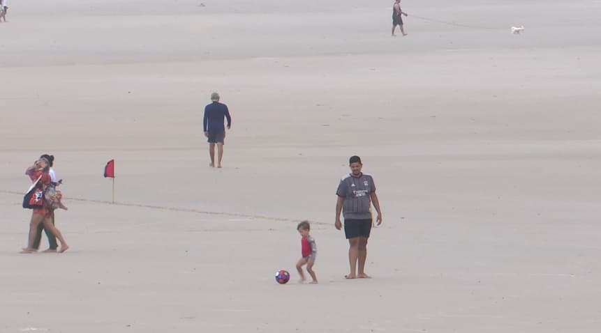 Famílias celebram o Dia dos Pais à beira-mar, em São Luís