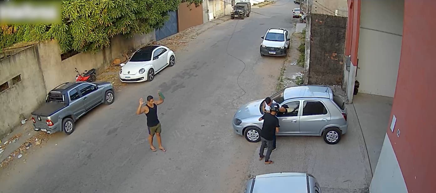 Três pessoas são alvo de assalto em frente a ponto comercial no São Cristóvão