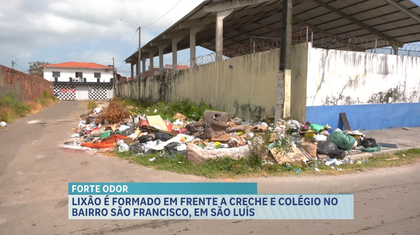 Lixão toma conta de calçada em frente a uma creche; Prefeitura diz que vai averiguar a situação