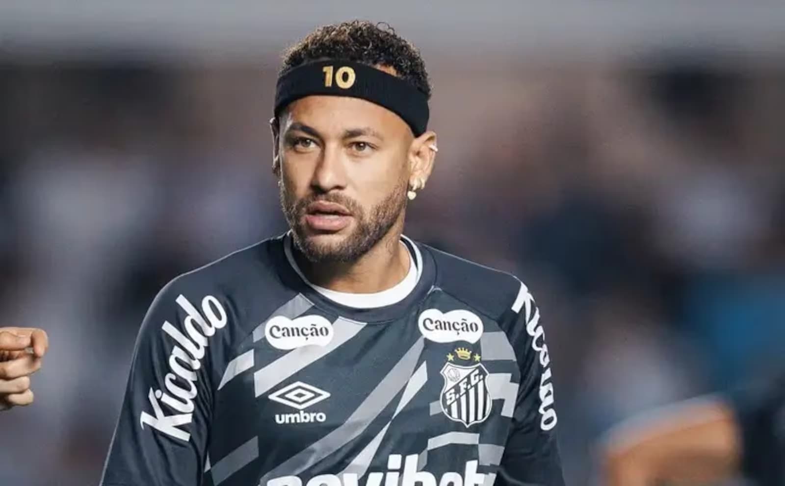Neymar lamenta lesão e detona Vila Belmiro: ‘Pior gramado’