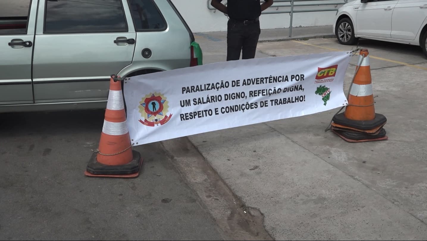 Vigilantes do Hospital Veterinário de São Luís se reúnem em manifestação em frente à unidade