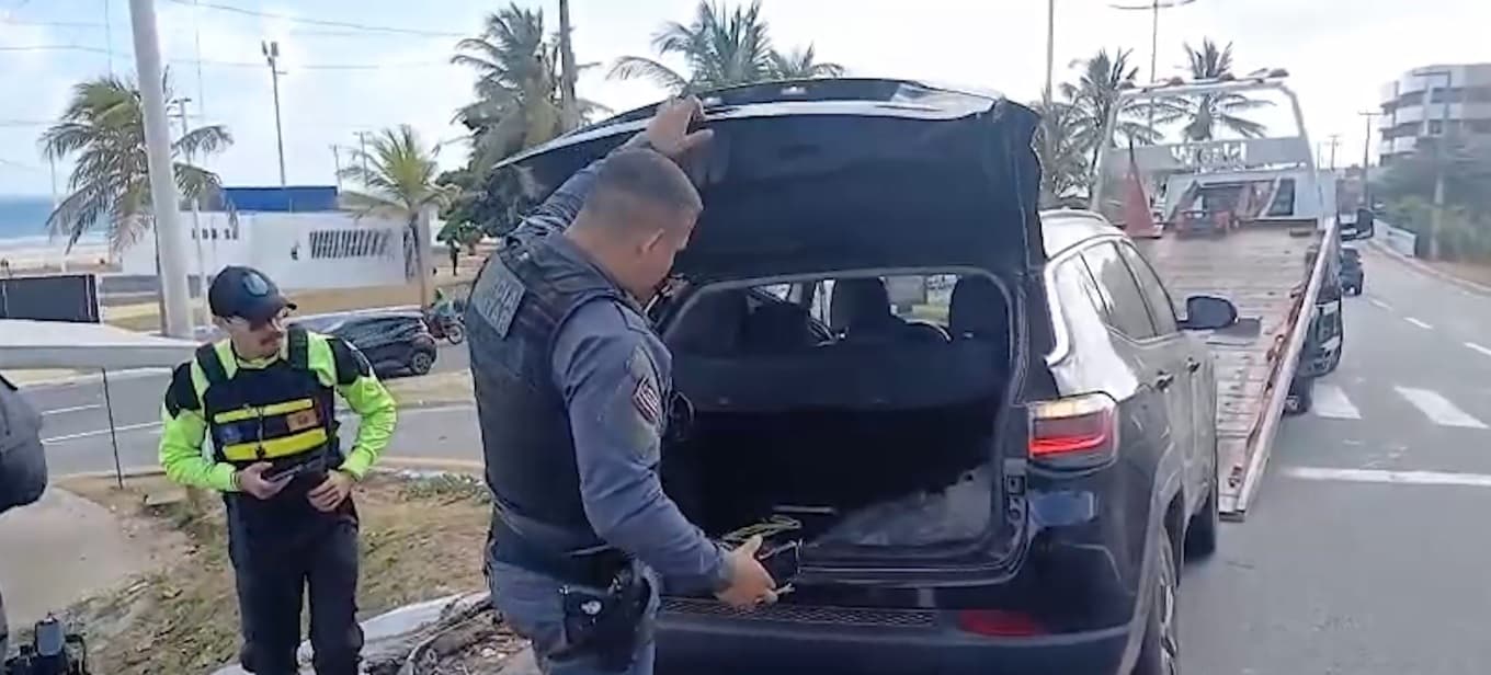 Carro abandonado com marcas de sangue é encontrado na Avenida Litorânea