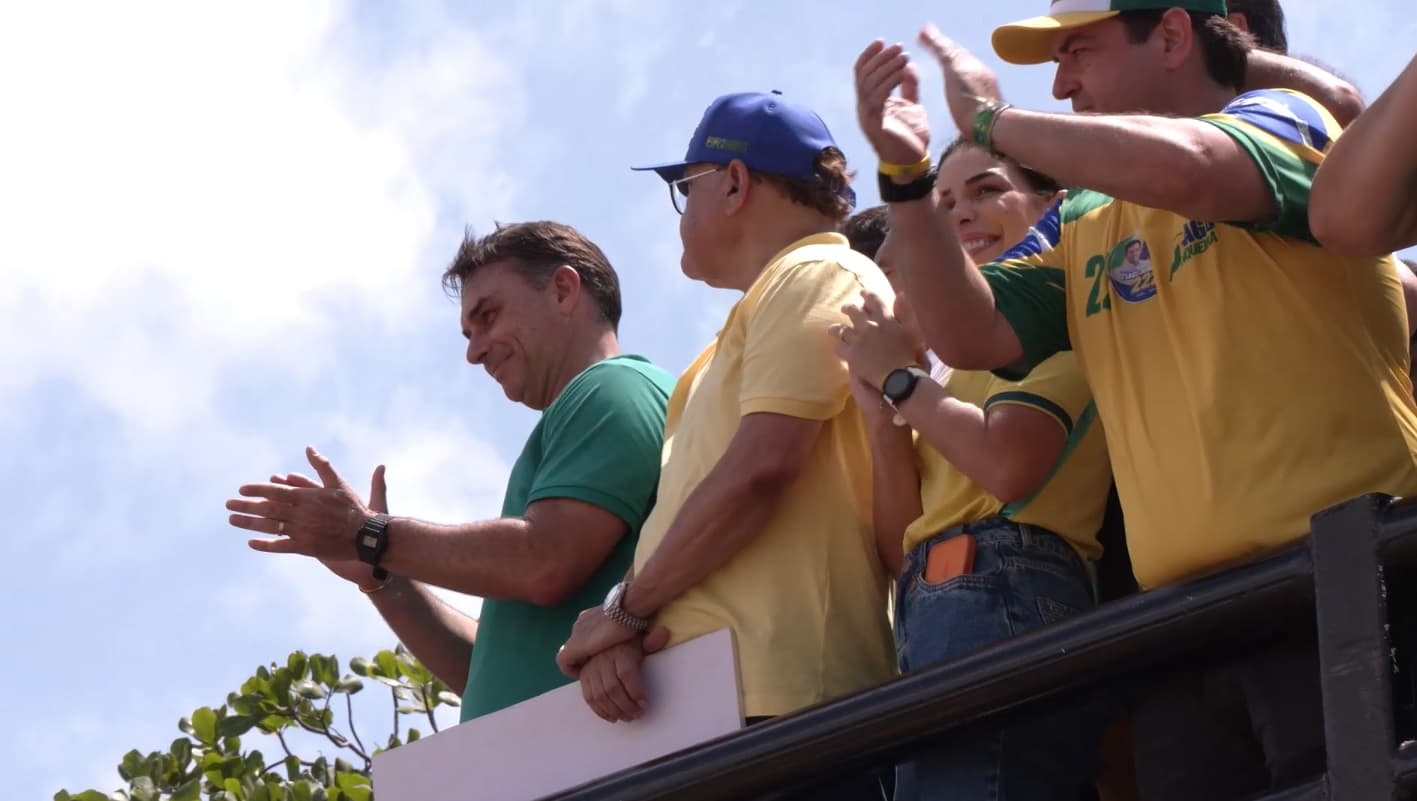 Flávio Bolsonaro faz carreata e discurso em São Luís durante agenda de campanha