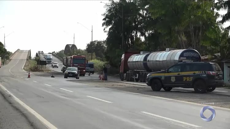 Estreito dos Mosquitos: PRF orienta motoristas sobre bloqueio da BR-135 e rotas alternativas