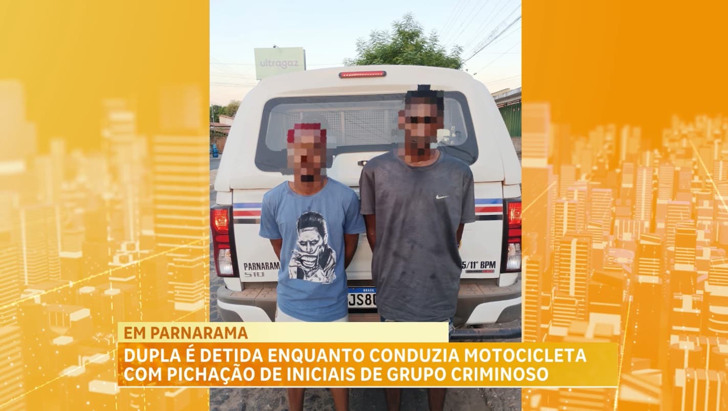 Homem e adolescente são detidos em motocicleta com iniciais de grupo criminoso