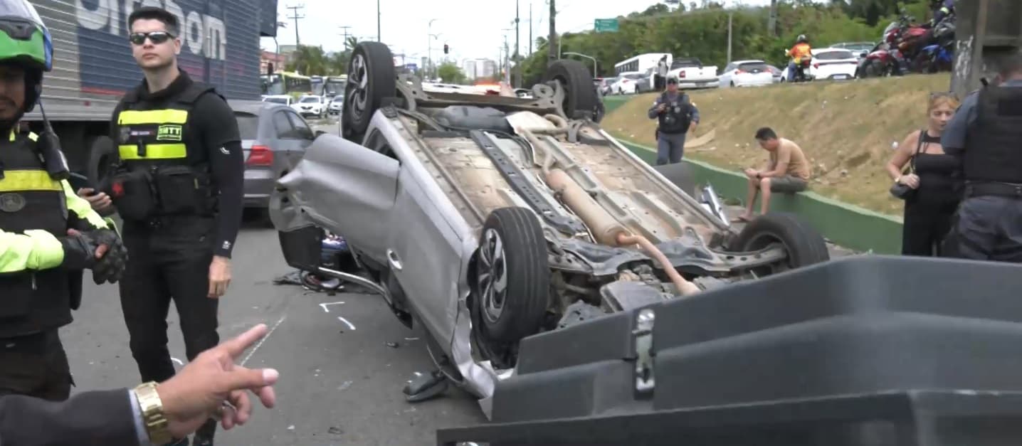 Carro capota na Avenida Jerônimo de Albuquerque e gera confusão no trânsito