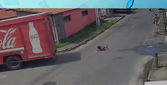 Trabalhador escorrega em bueiro sem tampa; moradores denunciam descaso