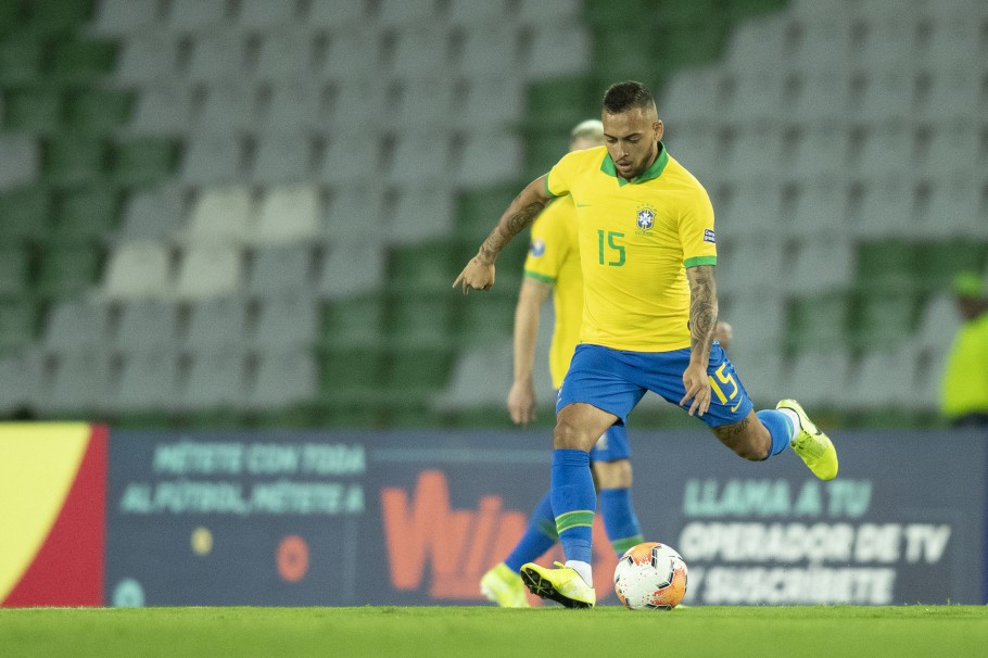 jogadores de futebol se preparam para chutar a bola durante o jogo