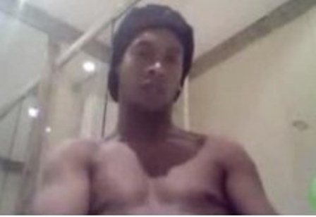 Ronaldinho aciona polícia e Luxemburgo faz piadas sobre vídeo divulgado na internet