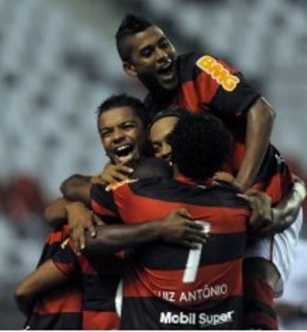 Libertadores: Com gol solitário de Love, Flamengo vence, mas Ronaldinho sai vaiado