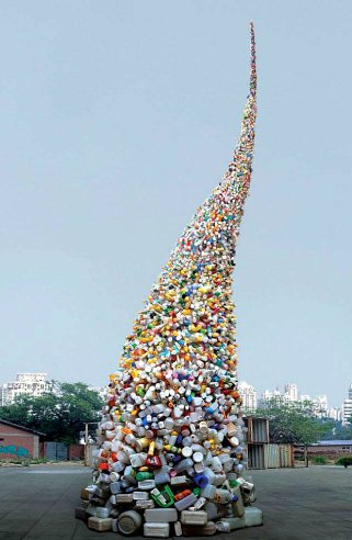 Artista Chinês faz torre de lixo de 11 metros
