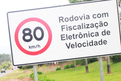 Placa de alerta para radares de velocidade deixa de ser obrigatória Placa de alerta para radares de velocidade deixa de ser obrigatória