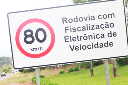 Placa de alerta para radares de velocidade deixa de ser obrigatória