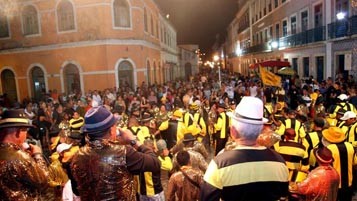 Praça da Faustina incorpora o espírito carnavalesco nesta sexta-feira (03)