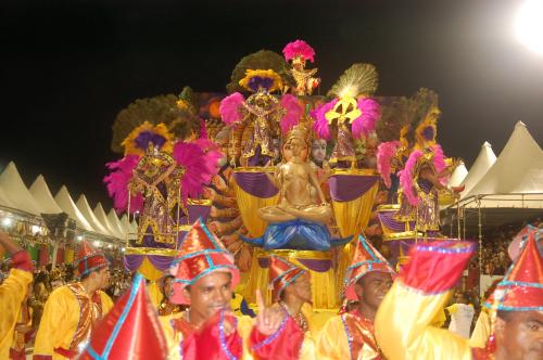 Escolas de samba e blocos organizados desfilam domingo e segunda na Passarela do Samba