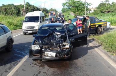Colisão entre dois carros deixa trânsito lento na BR-135, em Pedrinhas