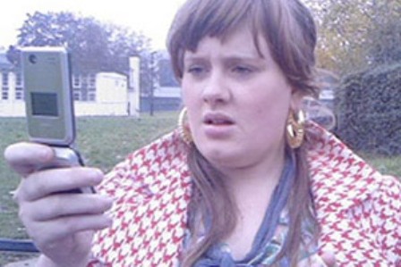 Vídeo mostra Adele cantando na escola quando tinha 16 anos