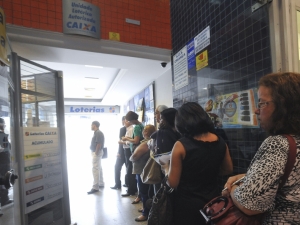 Com bancários em greve, consumidor enfrenta filas em lotéricas e terminais de autoatendimento