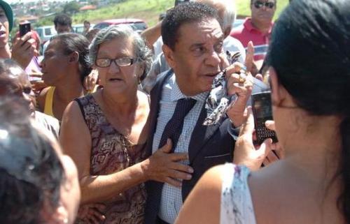 Filha de Wando expulsa Agnaldo Timóteo do velório do pai Filha de Wando expulsa Agnaldo Timóteo do velório do pai