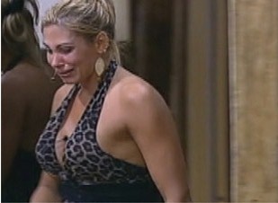 Após notícia da morte da irmã, Ângela decide ficar na Fazenda