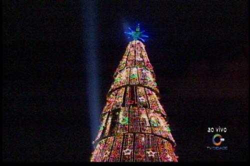 Espetáculo natalino marca a noite desta terça-feira na Praça Maria Aragão