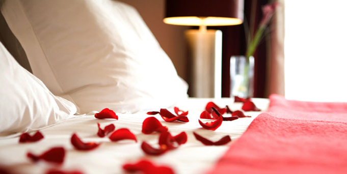 Hotéis criam pacotes para noite de núpcias com direito a brindes luxuosos e vídeos picantes