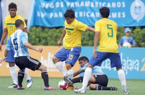 Brasil encara Argentina em jogo decisivo