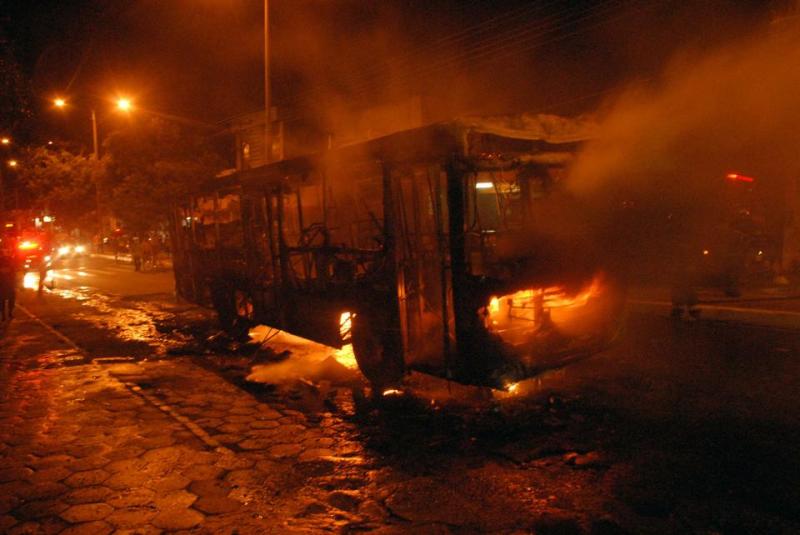 Morre menina queimada durante ataque a ônibus na Vila Sarney