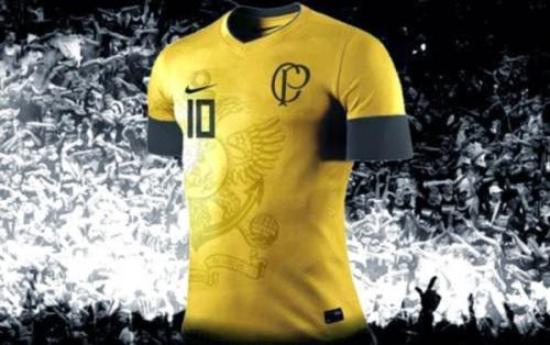 Diretoria do Corinthians promete lançar camisa criada por torcida na web