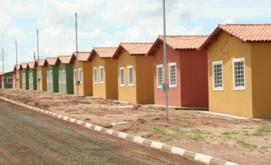 Lançando edital de licitação para a construção de casas no interior