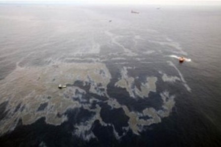 Marinha identifica mancha de óleo de 1 quilômetro em área explorada pela Chevron na Bacia de Campos