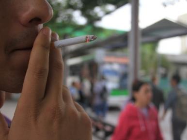 Fumar dentro do carro engloba três tipos de tabagismo