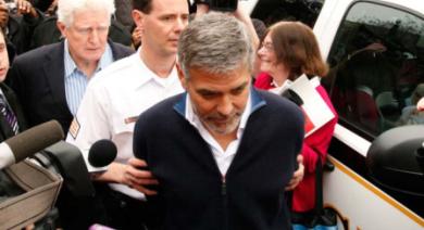George Clooney sai algemado da embaixada do Sudão, nos Estados Unidos