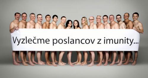Deputados ficam nus em campanha contra imunidade