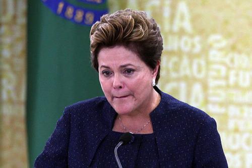 Dilma chora durante cerimônia de instalação da Comissão Nacional da Verdade