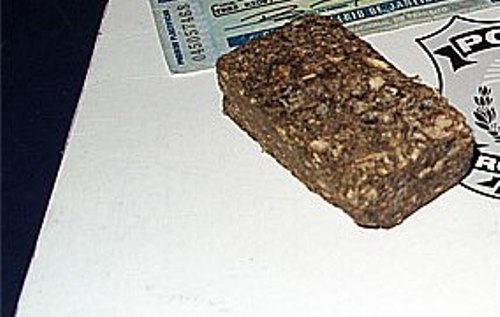 Homem é preso com 50 gramas de maconha prensada Homem é preso com 50 gramas de maconha prensada