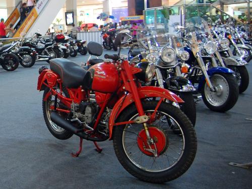 Shopping reúne motos antigas em exposição aberta ao público