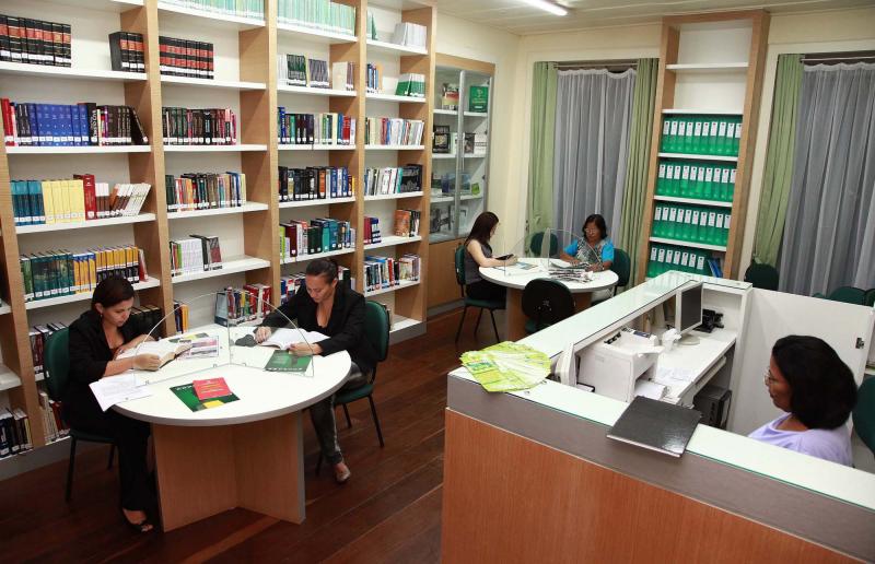 Biblioteca da DPE/MA é referência em pesquisa na área jurídica