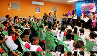 Bibliotecas Farol da Educação realizam atividades em escolas alusivas ao Dia da Criança
