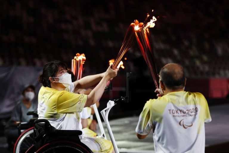 Atletas compartilham chama olímpica que representa o espírito dos jogos. - Lisi Niesner/Reuters/Direitos Reservados