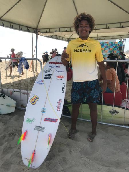 O surfista Kadu Pakinha é uma das revelações do esporte do Maranhão.