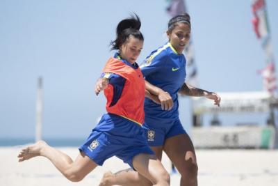 Seleção Feminina de Beach Soccer treina para disputar 1ª competição