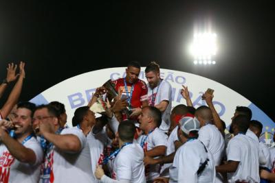 Capitão do Náutico, Josa vibra por levantar 1º troféu nacional do Timbu