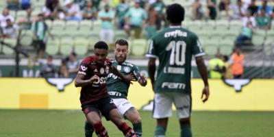 jogadores de futebol disputam bola