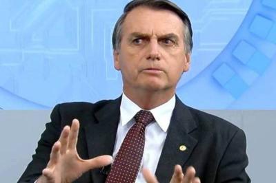 jair bolsonaro gesticula