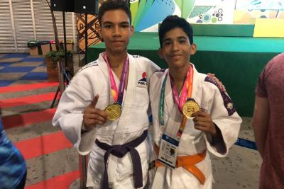 Um final de semana cheio de resultados positivos para o esporte maranhense, com a conquista de 3 medalhas, no primeiro dia de competição nos Jogos Escolares da Juventude, realizado em Blumenau. Aproximadamente, 200 atletas estão representando o Maranhão em 12 modalidades. As duas primeiras medalhas de ouro foram conquistadas na categoria infantil, por Antonio Eduardo, do Divina Pastora e José Manoel Silva, do Sesi, e que faz parte do projeto Fórum Jaracaty, incentivado pela Lei de Incentivo ao Esporte do