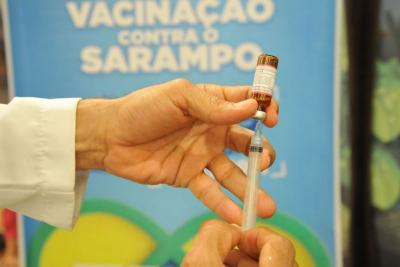 mãos preparam seringa com vacina