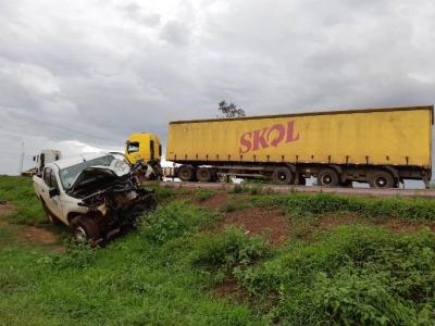 Caminhonete aquaplana e colide em carreta na BR-135